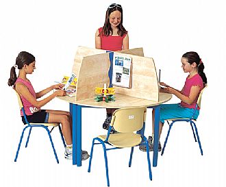 שולחן עגול ומחיצות מרחבים